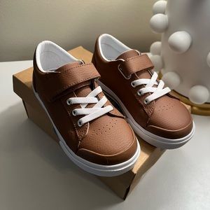 New boys Footmates brown Reese leather shoes size 9.